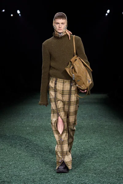 Look 16
